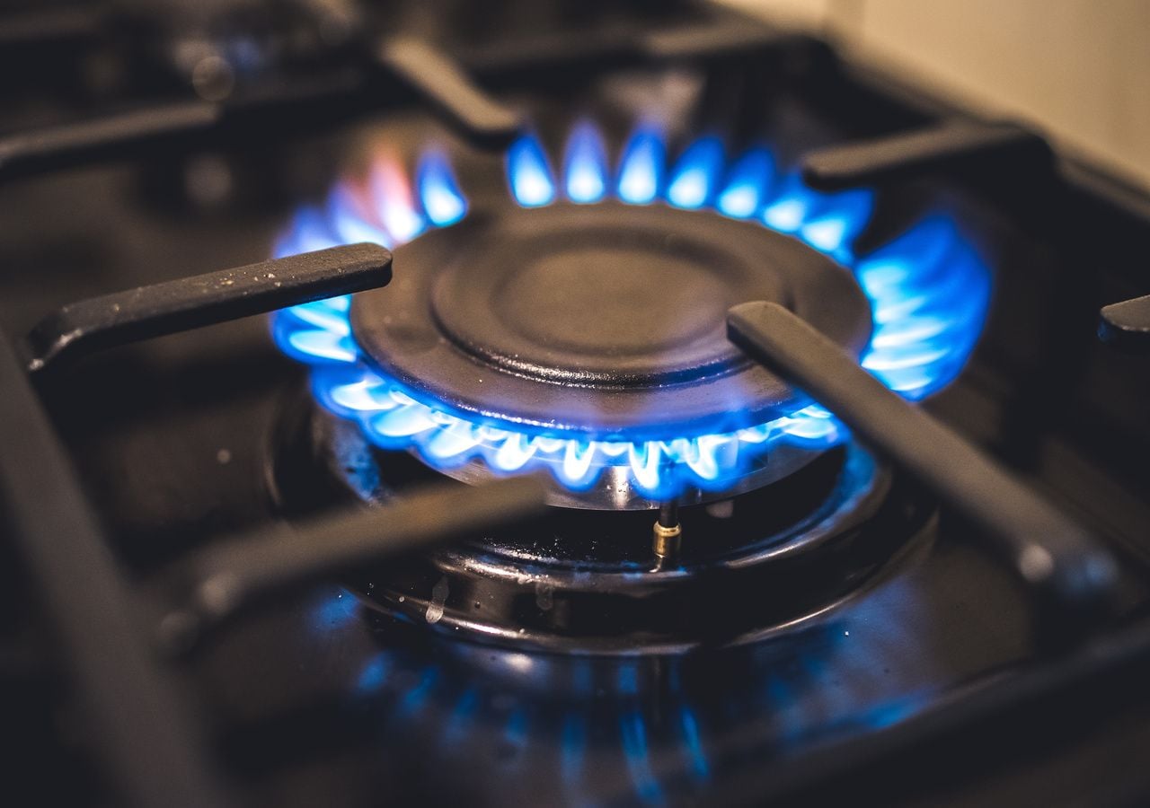 El uso de estufas para calentarse en las noches frías es peligroso por la emisión de monóxido de carbono, gas tóxico.