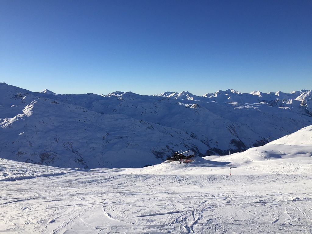 Seules les stations de ski des Alpes bénéficient d'un enneigement satisfaisant en ce début de saison.