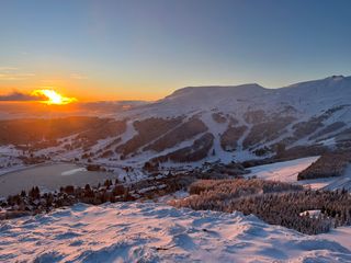 Montagne : la neige de retour dans les Alpes et les Pyrénées, la neige manque ailleurs... Faut-il s'inquiéter ?