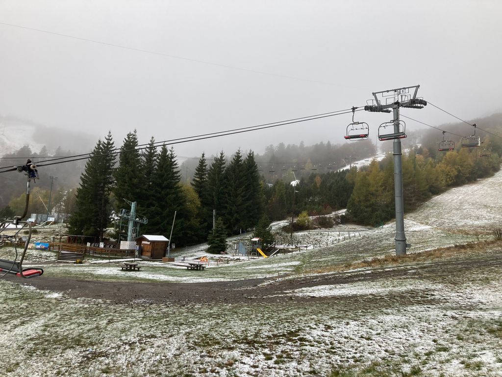 Ambiance morose dans les stations de ski à l'approche du Nouvel An, en particulier en dessous de 2000 mètres d'altitude.