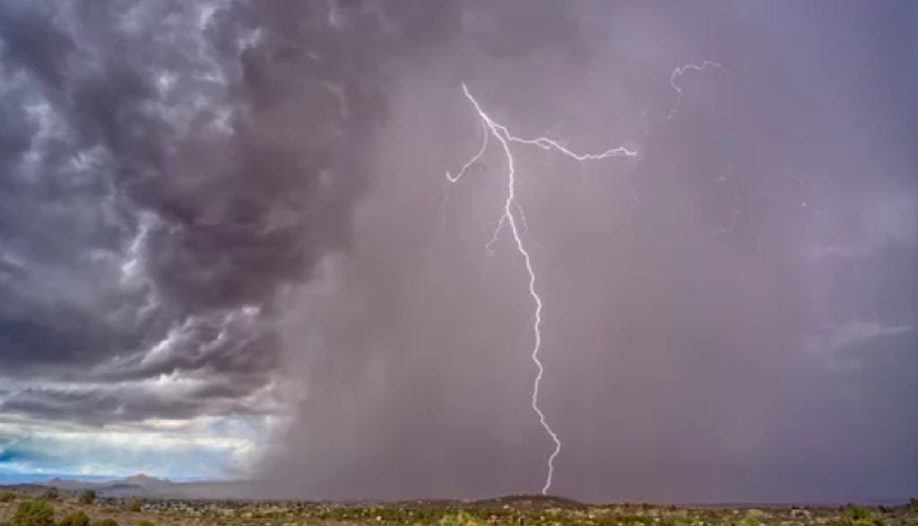 Este tipo de precipitación viene acompañada por lo general, de actividad eléctrica. Este tipo de precipitación viene acompañada por lo general, de actividad eléctrica.