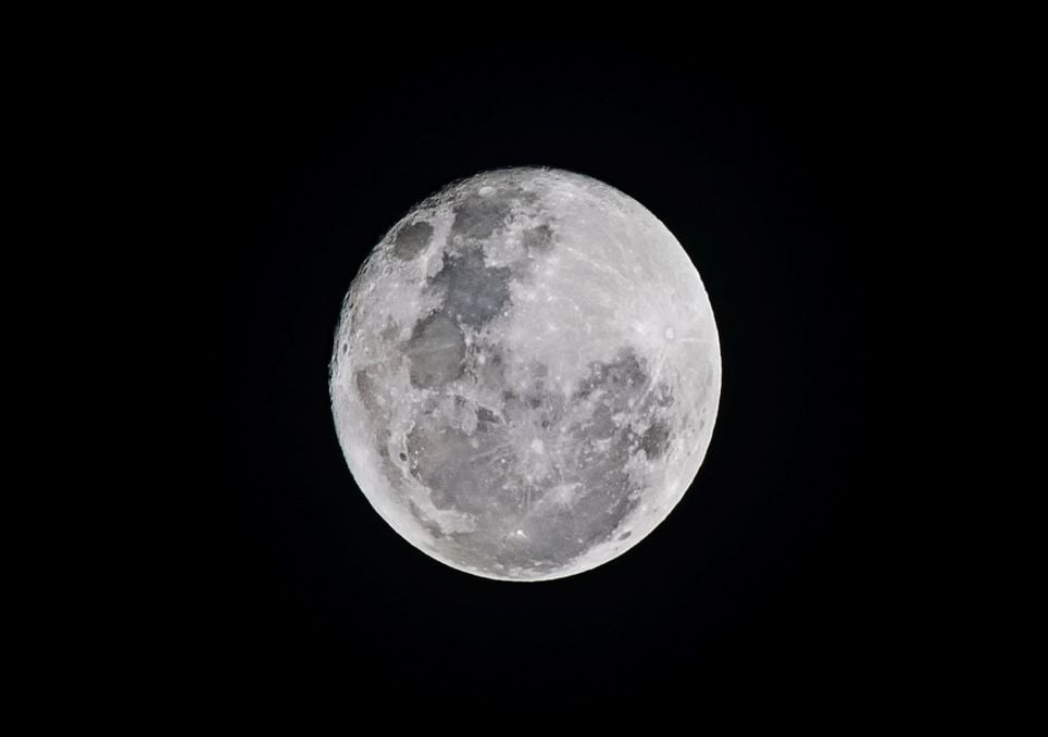 China comparte polvo lunar “más preciado que el oro” con un físico del Reino Unido: ¿qué secretos revelará? Polvo lunar