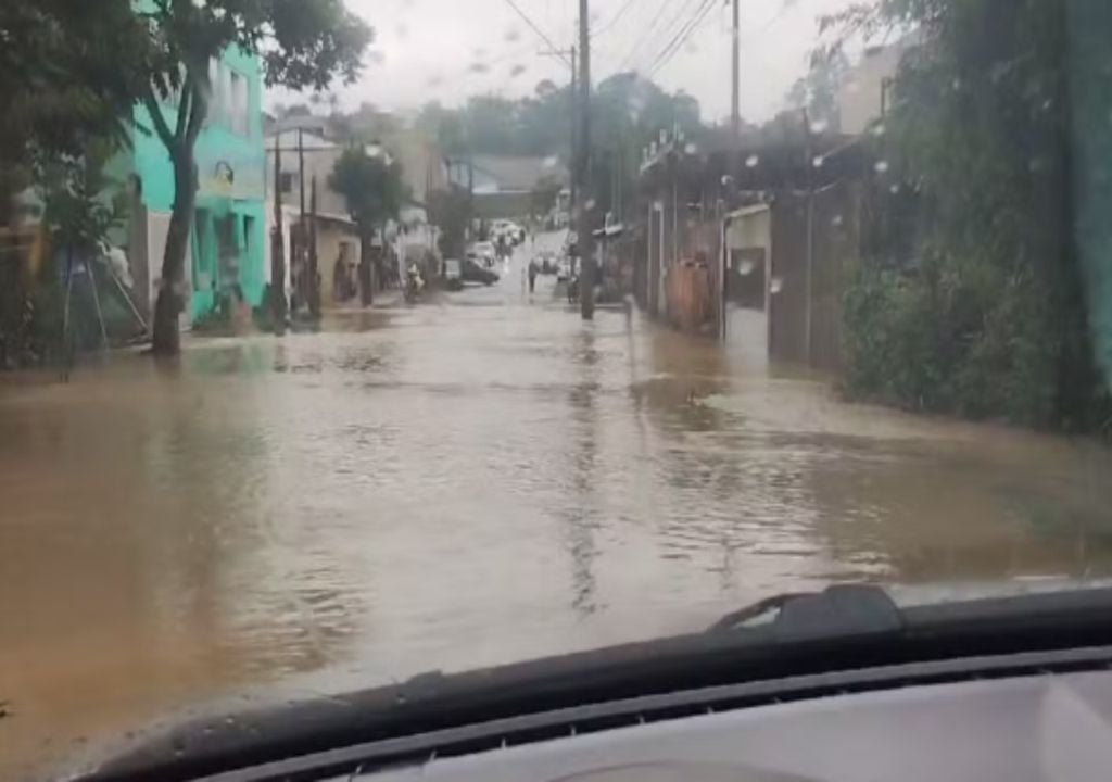 Chuva deixa carros submersos e tira pessoas de casa em Guaratinguetá — Foto: Chevys/Vanguarda Repórter