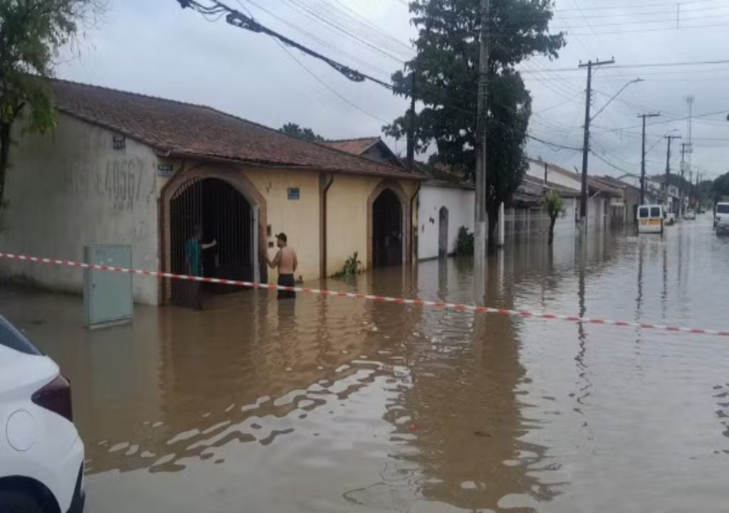 Alagamento prejudicou a rotina de moradores em Guaratinguetá — Foto: Andressa Lorenzetti/TV Vanguarda