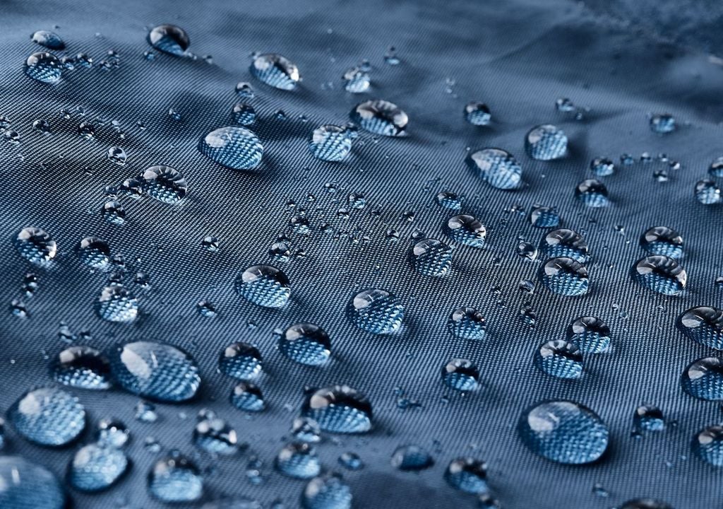 gotas de agua sobre una superficie azul