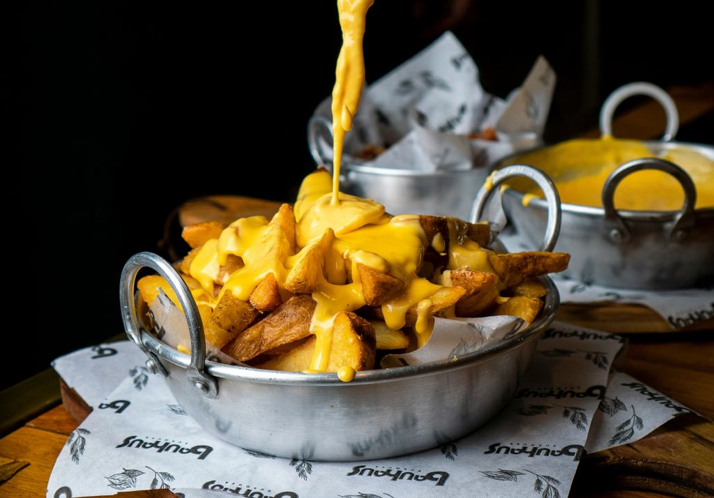 Infaltable son las papas fritas, al horno o rústicas con una buena porción de mostaza. Imagen: Fabio Alves