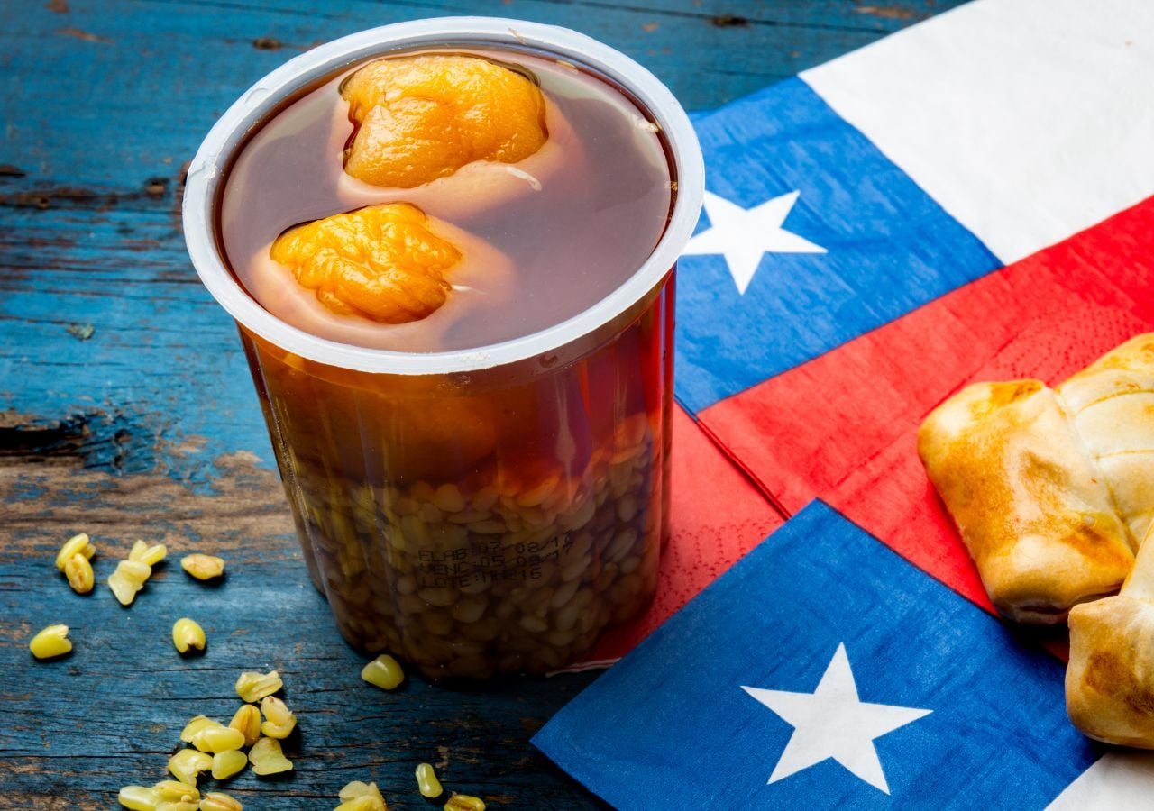 En medio de los asados, empanadas y cuecas, el mote con huesillo ofrece un toque dulce que equilibra los sabores más intensos de la gastronomía dieciochera.