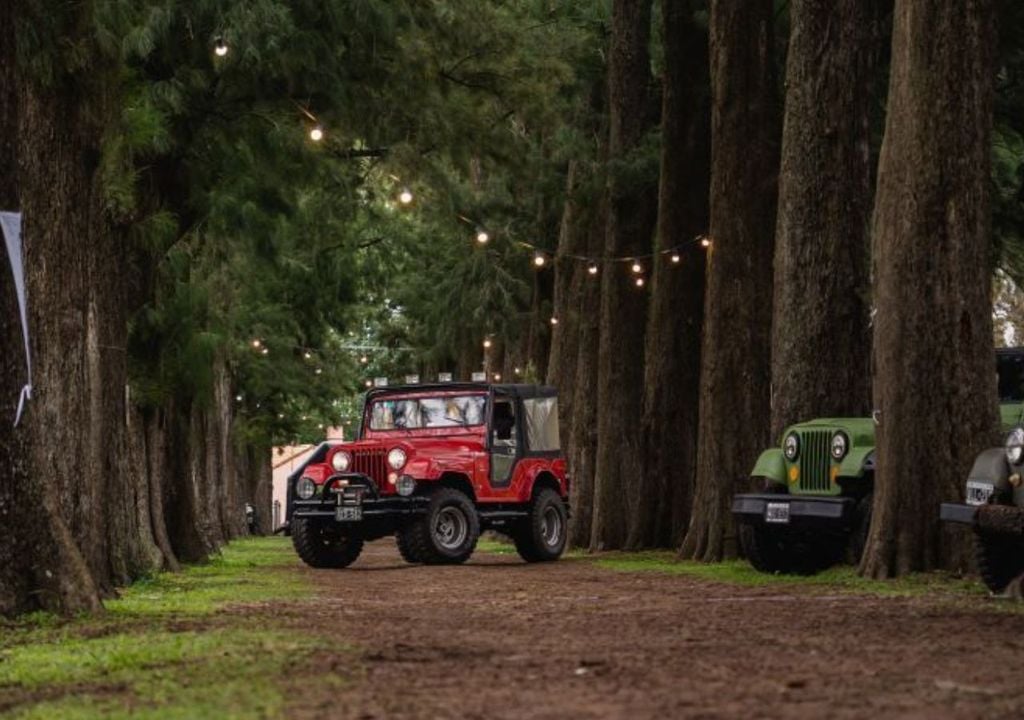 Encuentro Nacional de Jeeps Conocido como "el pueblo del millón de árboles", Cazón recibirá a más de 105 jeeps en su Vivero Municipal, el más grande de la provincia de Buenos Aires, como escenario.