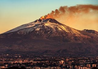 El Monte Etna entra en erupción lanzando una impresionante nube de cenizas que se eleva mientras los turistas huyen