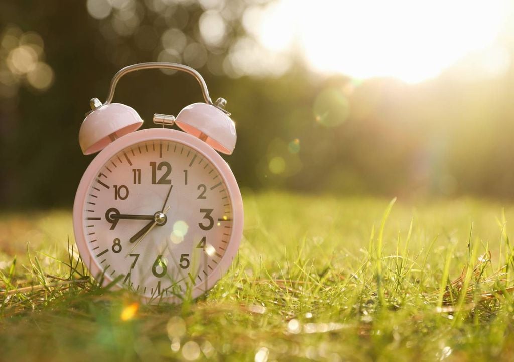 Faltam poucos dias para a mudança de hora que nos colocará com o horário de verão. Quando será e o que é que teremos de fazer aos nossos relógios?