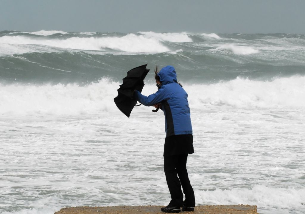 mar agitado; chuva forte; vento intenso; mau tempo; Portugal; Açores