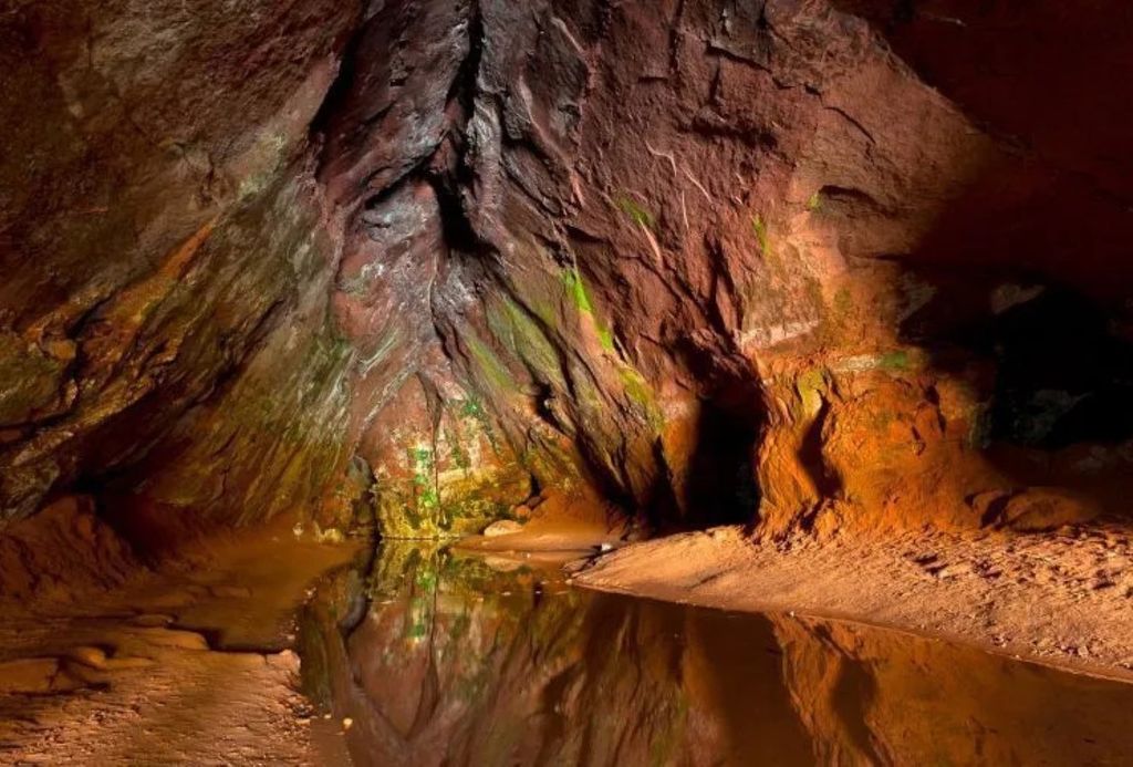Afloramento do aquífero Guarani na gruta Itambé, em Altinópolis (SP) • Jonathan Wilkins/Wikimedia Commons