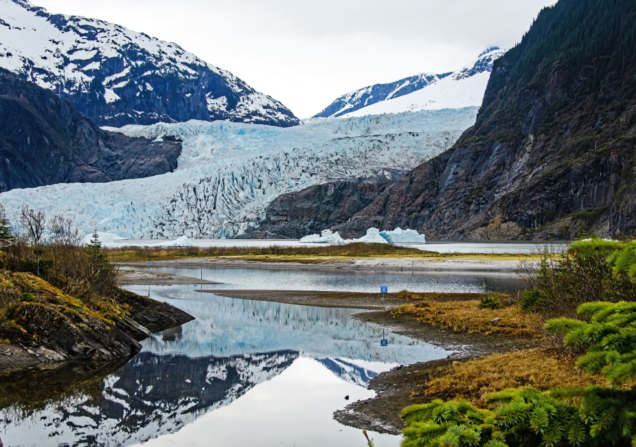 Ao contrário do que se imagina, nem todos os glaciares estão a recuar: alguns, como no Karakoram, têm mostrado períodos de estabilidade ou até ligeiro avanço, fenómeno conhecido como “Anomalia do Karakoram”.