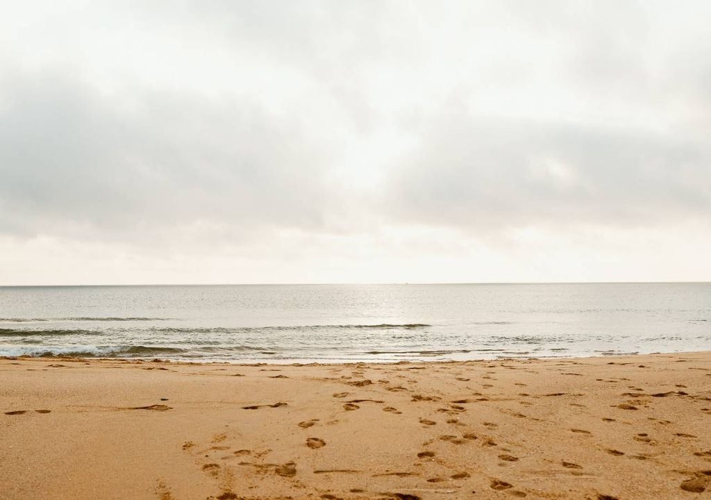 Na transição para o verão (mês de junho) costuma-se gerar um fortalecimento do anticiclone dos Açores, que interage com o oceano e a orografia portuguesa, tornando mais frequente o aparecimento de fenómenos como os nevoeiros de advecção, as brisas marítimas e a nortada.