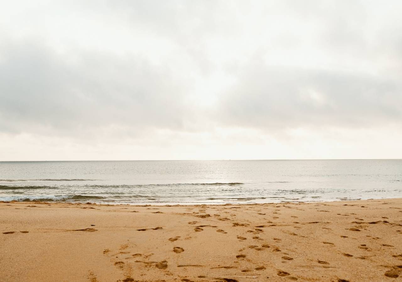 Na transição para o verão (mês de junho) costuma-se gerar um fortalecimento do anticiclone dos Açores, que interage com o oceano e a orografia portuguesa, tornando mais frequente o aparecimento de fenómenos como os nevoeiros de advecção, as brisas marítimas e a nortada.