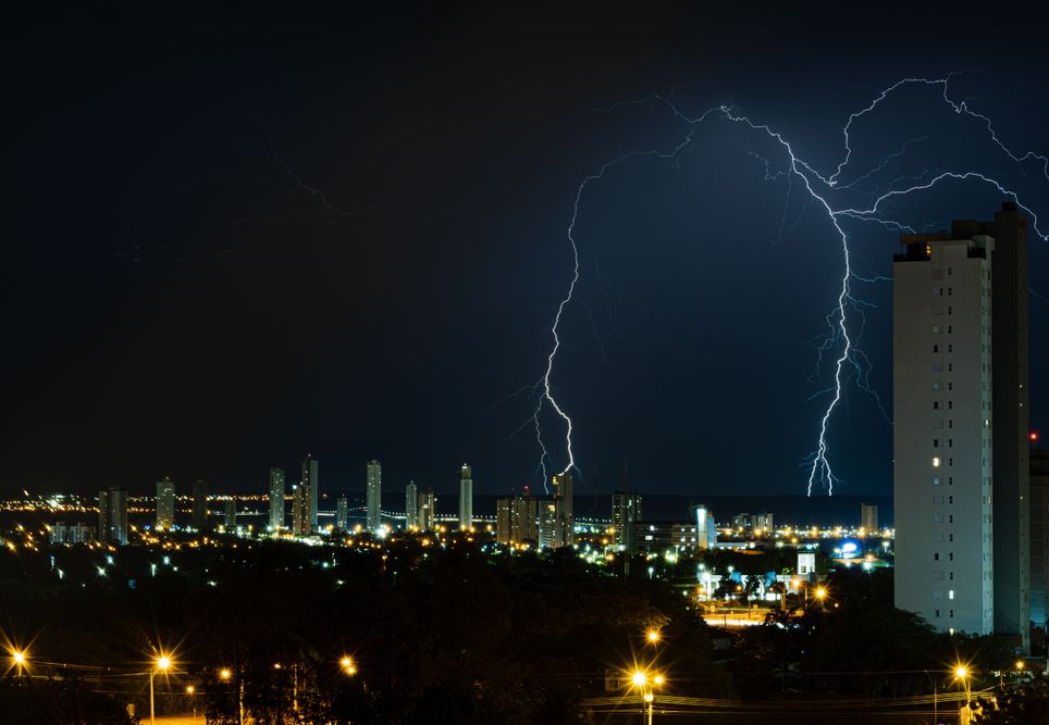 Chuvas intensas e tempestades são previstas para 15 estados brasileiros nesta sexta-feira (14). Foto: Adobe Stock.