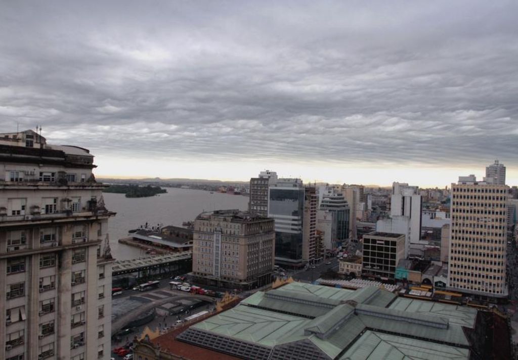 Nebulosidade ganha força e mantém o frio no Sul com avanço de nova frente fria. Créditos: Porto Alegre (RS), por Brayan Martins/PMPA.Bra Nebulosidade ganha força e mantém o frio no Sul com avanço de nova frente fria. Créditos: Porto Alegre (RS), por Brayan Martins/PMPA.Bra