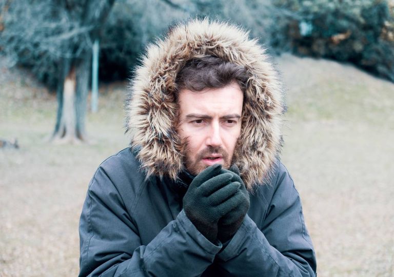 Homem no exterior cheio de frio Homem no exterior cheio de frio