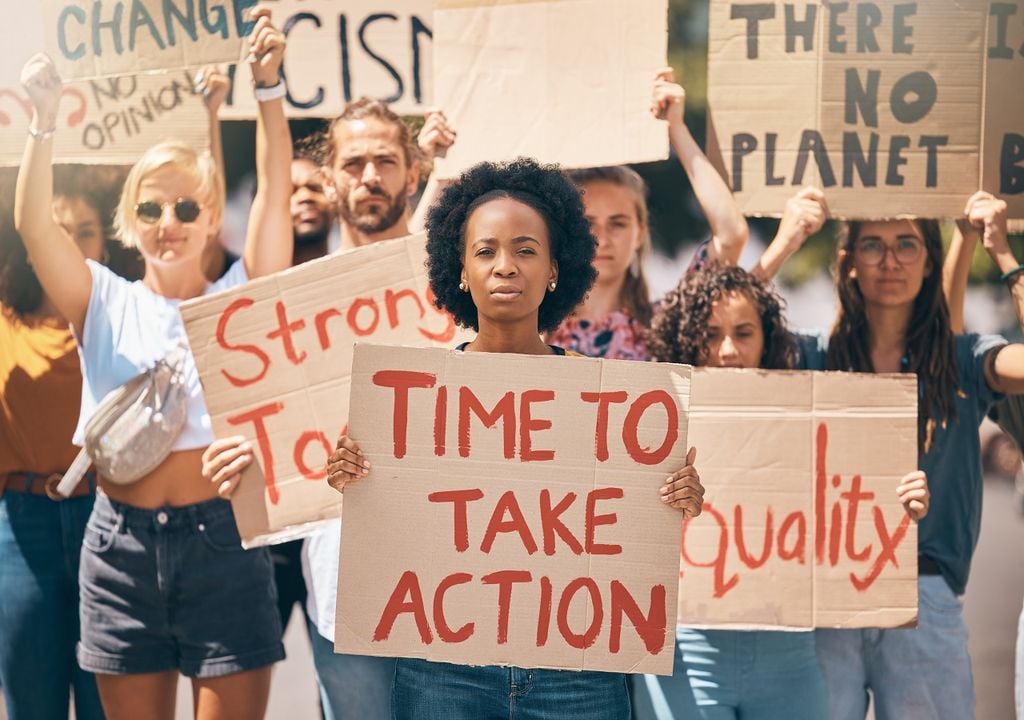 Mujeres marchando para detener el cambio climático