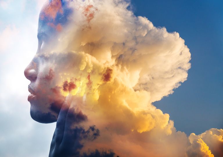 Mujer y nubes Mujer y nubes