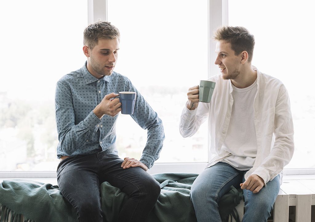 homens conversando