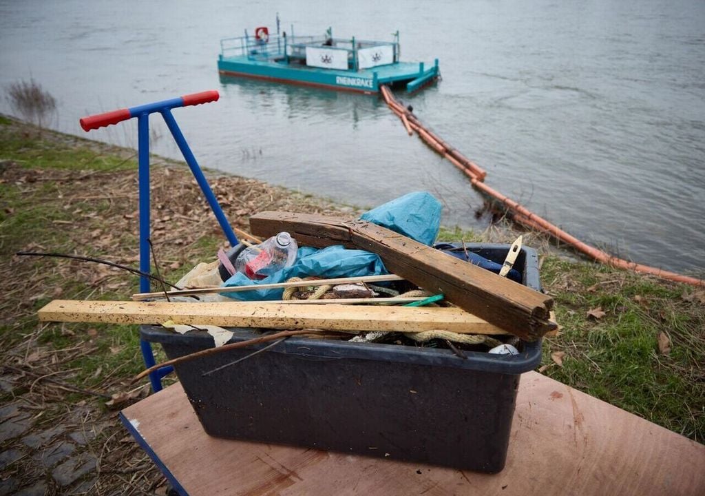 Mit einer schwimmenden Sammelvorrichtung (engl. Litter Trap) wurde punktuell Makromüll eingefangen. Bild: Volker Lannert/Universität Bonn