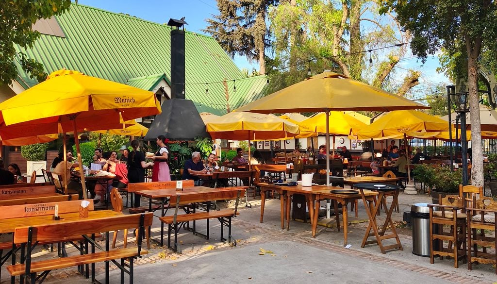 El Munich cuenta con espacios en el interior y al aire libre.