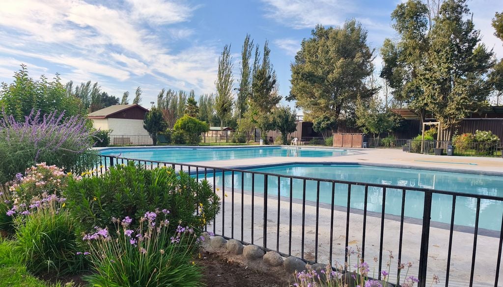 El Munich cuenta con extensos parques con tres piscinas. Crédito: Catalina Contreras.