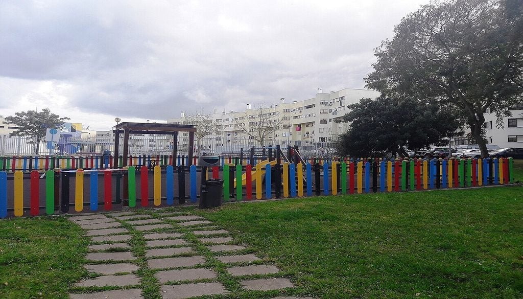 Parque infantil A associação de municípios recomendou o fecho de parques infantis e recintos desportivos ao ar livre nas horas de maior exposição solar. Foto do parque infantil do Infantado, Loures: Hipersyl, obra do próprio, CC BY-SA 4.0, Wikimedia Commons