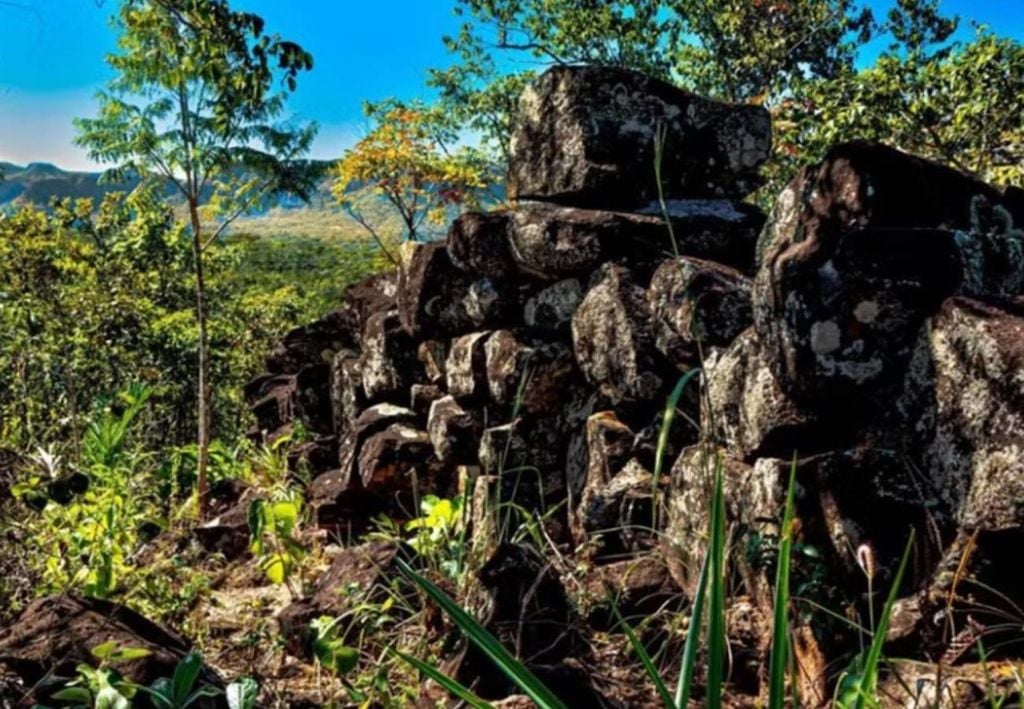 A Muralha de Ferro de Paraúna encanta não só pelo seu tamanho, mas também pelos mistérios que a rodeiam sobre sua origem. Crédito: Weimer Carvalho/O Popular.