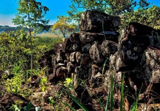 Muralha de 15 km no interior de Goi&aacute;s intriga cientistas: "surgiu antes dos dinossauros desaparecerem"