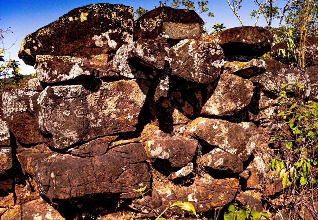 Mesmo com a ciência oferecendo respostas, a Muralha continua sendo um espetáculo que impressiona quem a visita no cerrado goiano. Crédito: Divulgação.