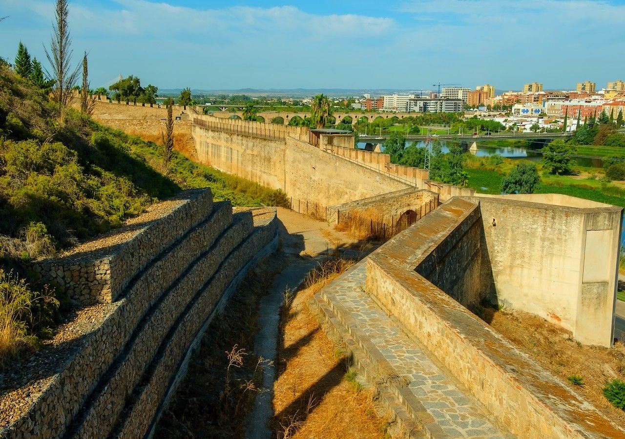 Vista de la muralla de Badajoz, la más larga de Europa, con sus baluartes y torres aún en pie tras siglos de historia y conflictos fronterizos.