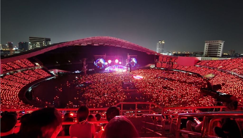 Coldplay concerti sostenibili Lo stadio Rajamangala di Bangkok durante un concerto dei Coldplay - NONTARAT - stock.adobe.com