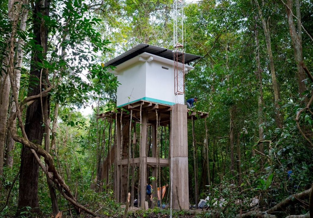 Construção da torre na Amazônia foi marcada por desafios logísticos. Crédito: Miguel Monteiro/IDSM