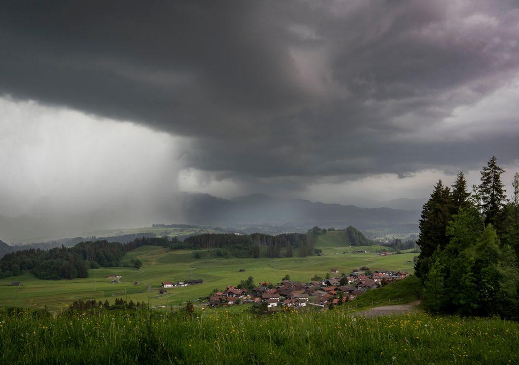 Sommerlicher Gewitterschauer über dem Allgäu.