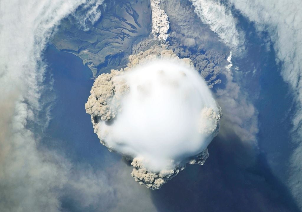 Erupción volcánica desde el espacio