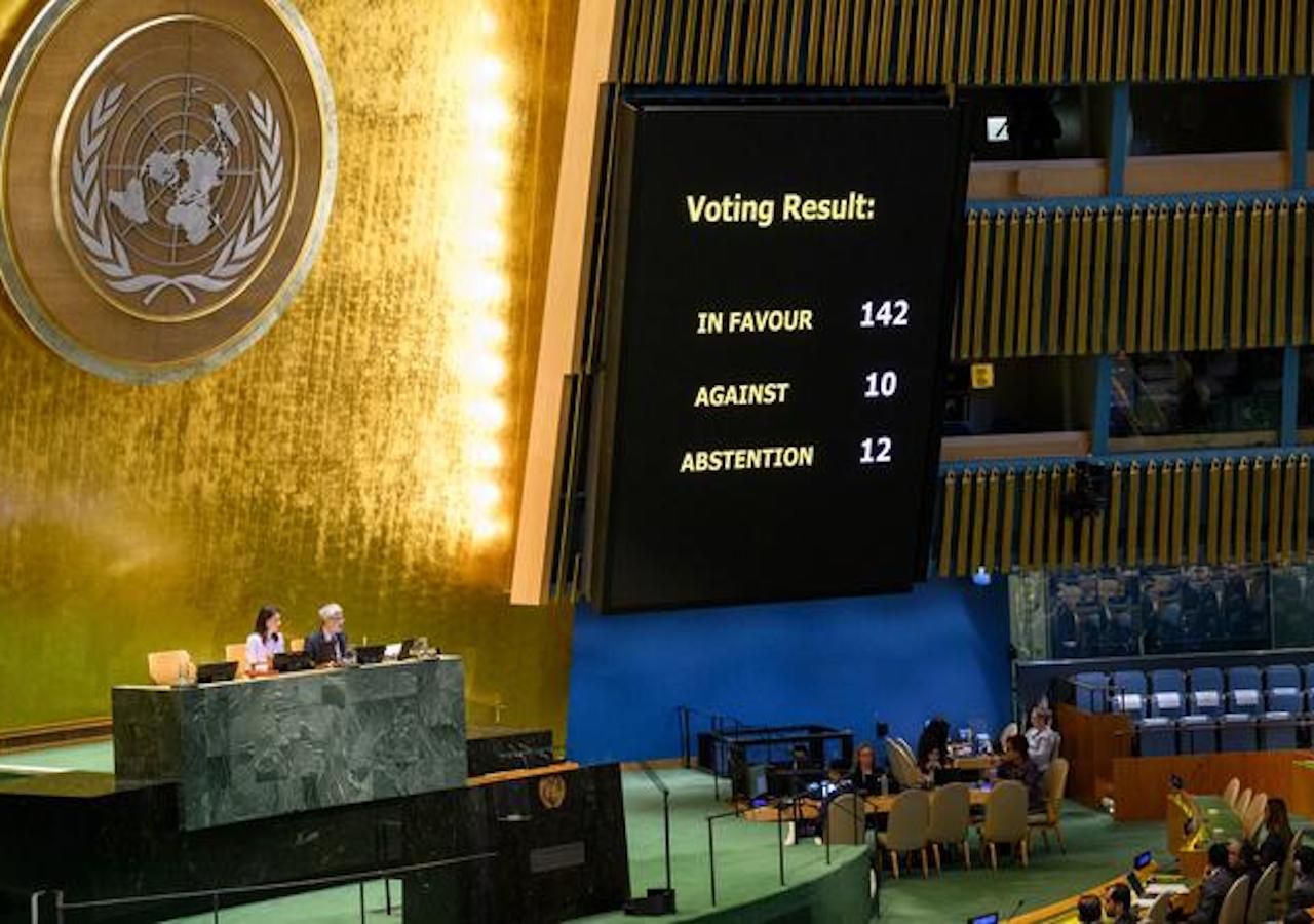 La Asamblea General de la ONU vota si respalda la “Declaración de Nueva York”, una resolución que busca dar nueva vida a la solución de dos Estados entre Israel y los palestinos. Foto ONU/Loey Felipe.