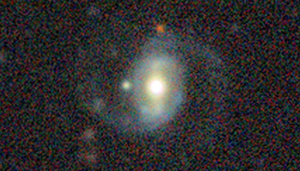Die Galaxie SDSS J110546.07+145202.4 ist der Erde so nah, dass man ihre Form mit den zwei Spiralarmen gut auf Aufnahmen erkennen kann. Das Foto ist ein Komposit aus Strahlung im sichtbaren Licht und nahen Infrarot. Die Galaxie SDSS J110546.07+145202.4 ist der Erde so nah, dass man ihre Form mit den zwei Spiralarmen gut auf Aufnahmen erkennen kann. Das Foto ist ein Komposit aus Strahlung im sichtbaren Licht und nahen Infrarot. Bild: DESI Legacy Survey