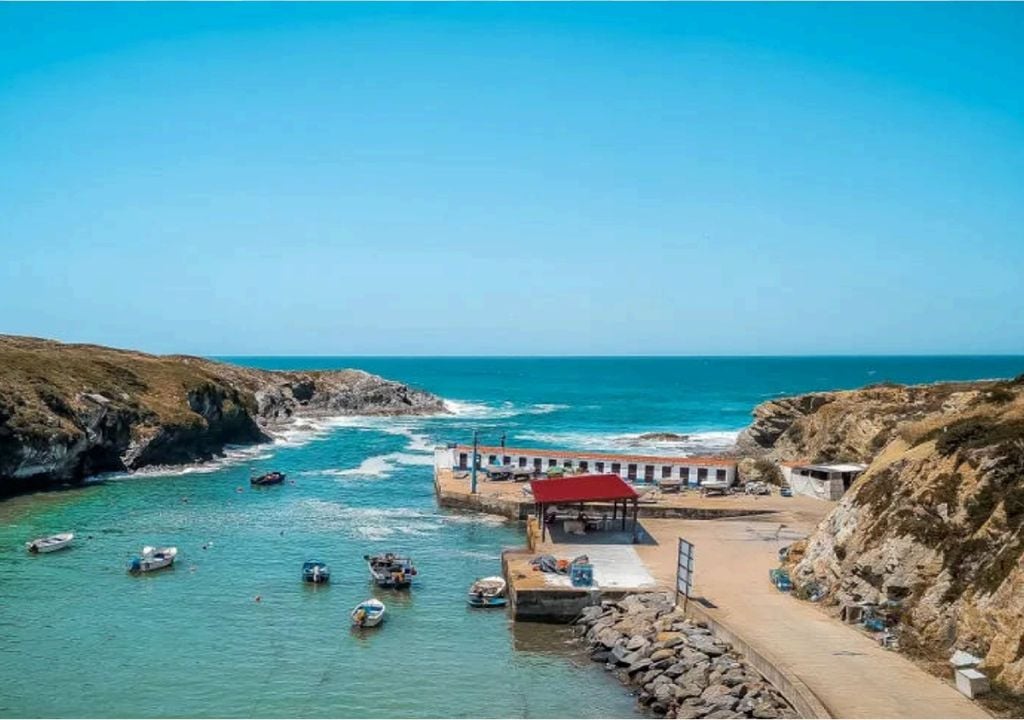 A baía dos Pescadores, em Porto Covo, é um dos melhores miradouros para apreciar a vista sob o Atlântico. Foto: ERTAR