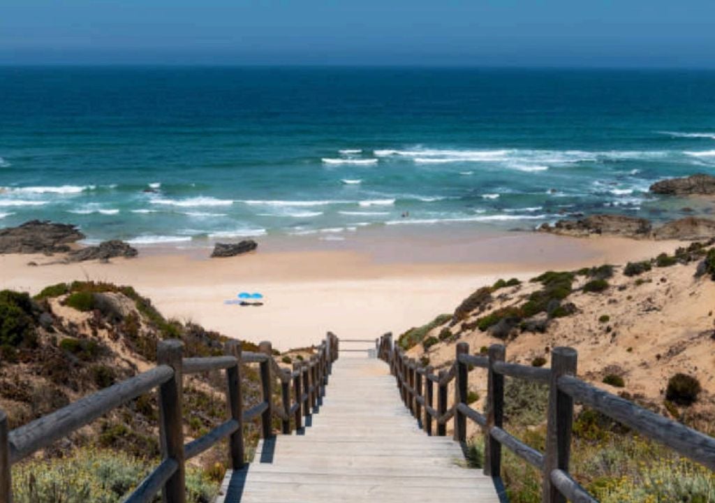 O melhoramento dos acessos pedonais nas praias e nos trilhos para caminhadas foi um dos principais investimentos incluídos no plano de ação para sustentabilidade de Porto Covo. Foto: ERTAR
