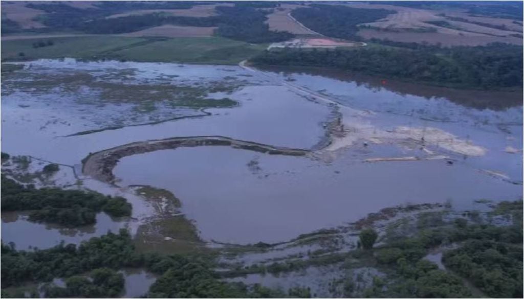 O transbordamento do Rio Itapetininga também avançou sobre uma área de várzea da Cetesb (Companhia Ambiental do estado de São Paulo) na região do Porto de Areia Uniareias, e atingiu a cava de escavação do local que tem cerca de 35 metros de profundidade. Crédito: Jaime Rafael/TV TEM.