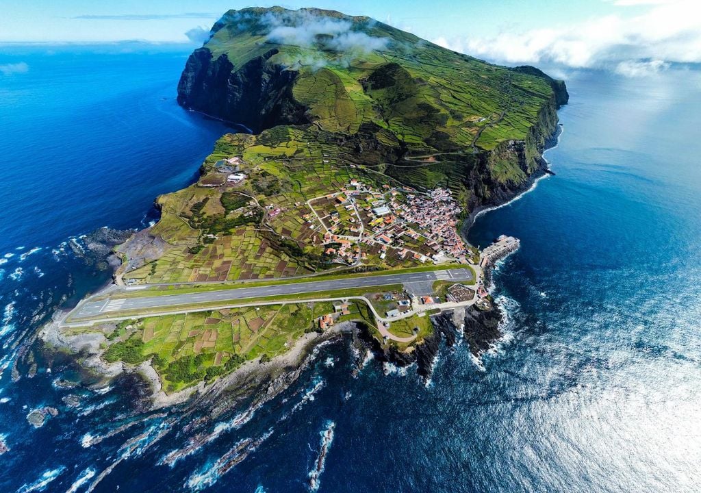 Photo de l'île de Corvo prise par un drone montrant la ville de Corvo, l'aérodrome et la piste d'atterrissage. Photo : Paralelo 39