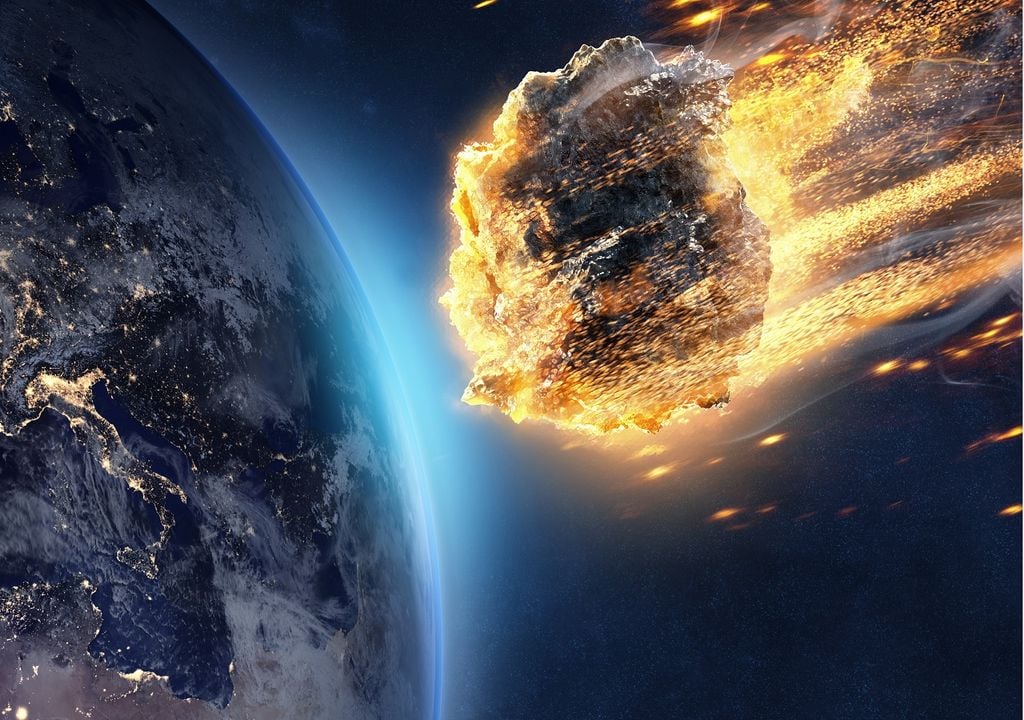 Asteroide dirigiéndose a la Tierra, fuego, espacio