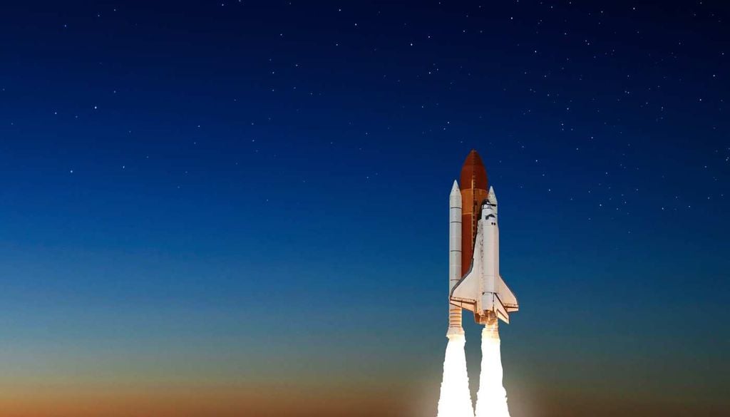 A bordo da Estação Espacial Internacional, os astronautas ajudam a estudar como a microgravidade altera o organismo humano, fornecendo dados essenciais para preparar futuras missões espaciais de longa duração.