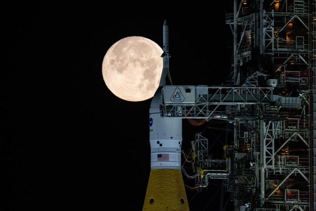 Además de retrasar hasta 2028 el regreso de astronautas a la superficie lunar, la NASA ha añadido una misión más al programa Artemis antes de volver a pisar la Luna. Crédito: NASA