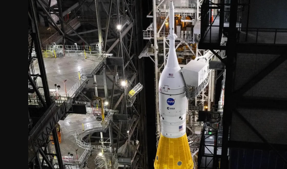 El cohete SLS y la nave Orión de Artemis II regresaron de nuevo al VAB para solucionar los problemas detectados con el flujo de helio en la etapa superior del lanzador que detuvo los preparativos del lanzamiento de Artemis II. Crédito: NASA/Cory Huston