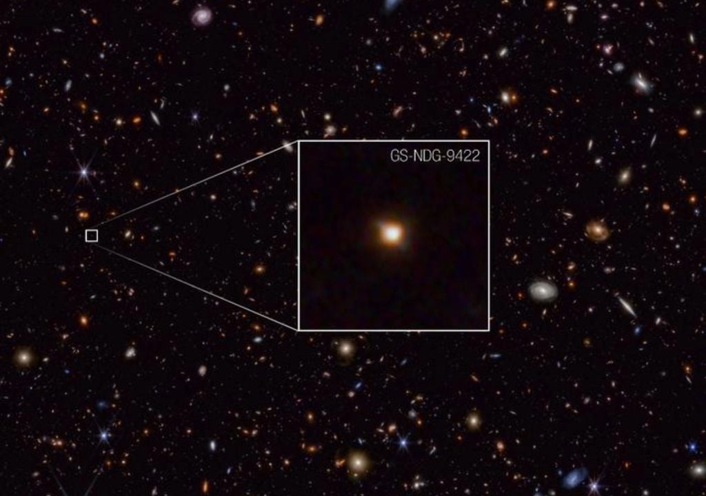 Des informations détaillées sur la galaxie GS-NDG-9422, capturées par l'instrument spectrographe proche infrarouge (NIRSpec) de Webb, indiquent que la lumière que nous voyons sur cette image provient des gaz chauds de la galaxie, plutôt que de ses étoiles. Crédits : NASA, ESA, CSA, STScI, Alex Cameron (Oxford)