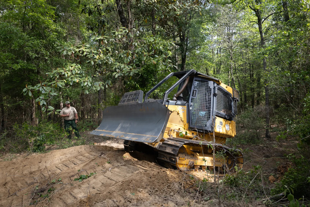 Los científicos del programa FireSense de la NASA han estado trabajando con la Comisión Forestal de Alabama para integrar sensores térmicos en estas excavadoras, que alertan al operador si el calor radiante de un incendio cercano alcanza un umbral peligroso. Fuente: NASA/Milán Loiacono
