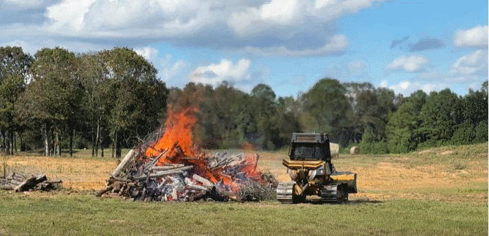 La Comisión Forestal de Alabama probó el nuevo sensor térmico desarrollado por el proyecto FireSense de la NASA para su flota de excavadoras contra incendios, durante la integración inicial en septiembre de 2025. Después de que los científicos de FireSense instalaran el sensor, los operadores de la AFC condujeron la excavadora junto a un incendio de prueba, a la distancia a la que normalmente operan estas máquinas en una línea de fuego. Los sensores térmicos funcionaron según lo previsto y desde entonces se han desplegado en incendios forestales activos. Fuente: NASA/Ryan Wade